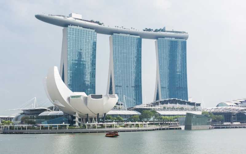 Singapore Spectacle: From Skylines to Sentosa